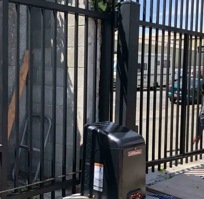 Automatic iron gate